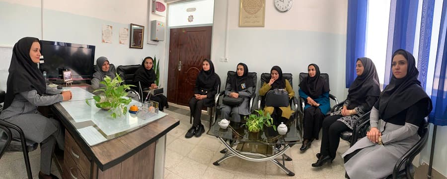 جلسه مدیر جدید دبستان با آموزگاران